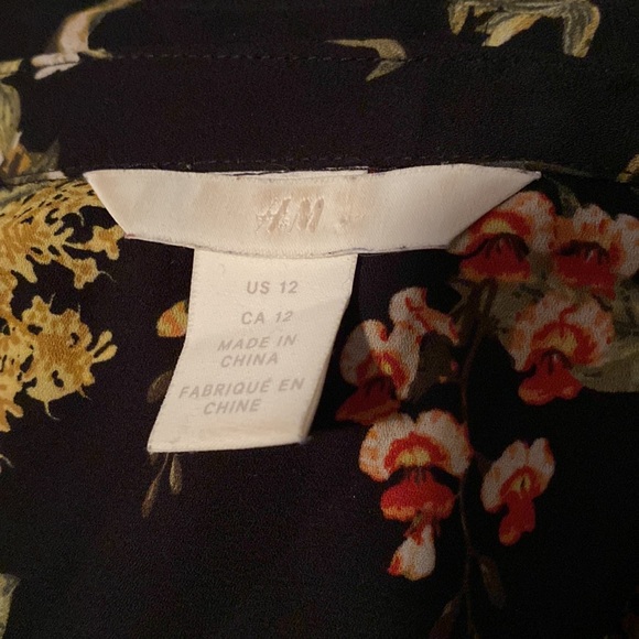 3 for $20 💜 H&M Tropical Blouse - Picture 3 of 3